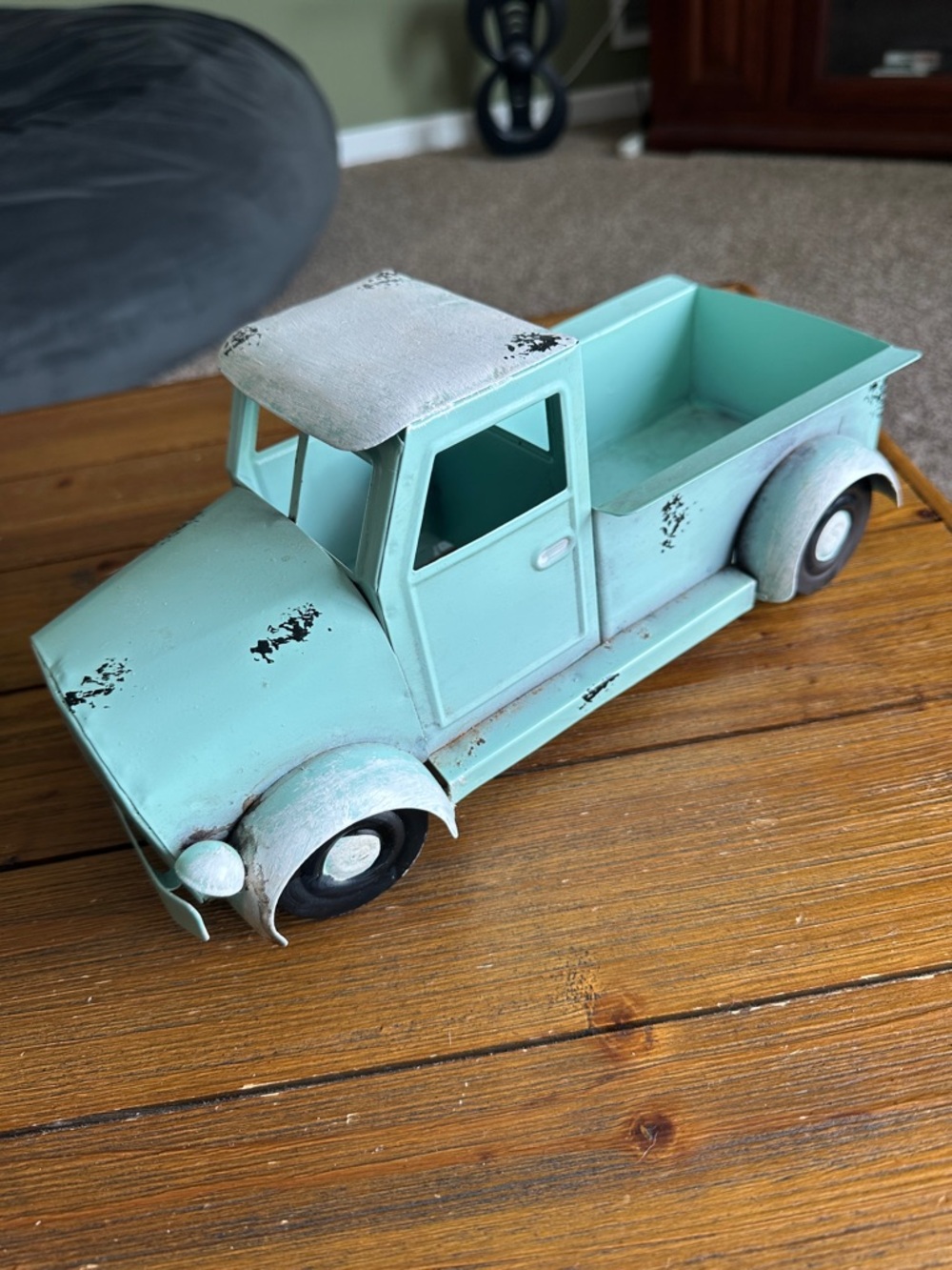 Mint colored old fashioned truck decor.